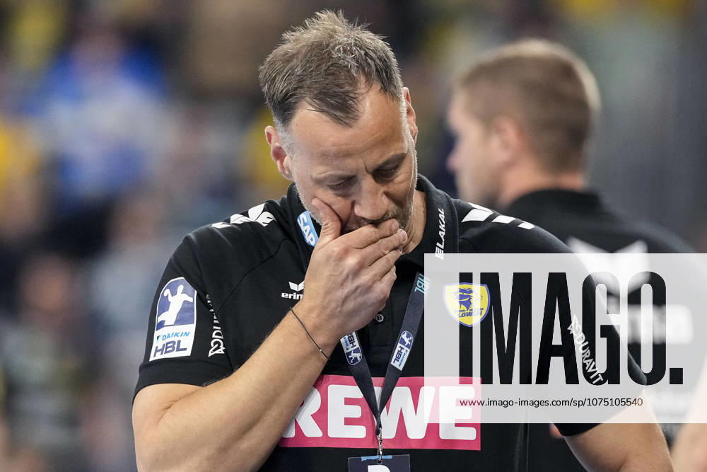 Maik Machulla (Trainer, Cheftrainer, RNL), Einzelbild, Einzelfoto, Aktion, Action, enttäuscht schauend, Enttäuschung, Frustration, disappointed, pessimistisch, nachdenklich, besorgt, pessimistisch, 28.03.2026, Mannheim (Deutschland), Handball, Bundesliga, Rhein-Neckar Löwen - HSG Wetzlar
