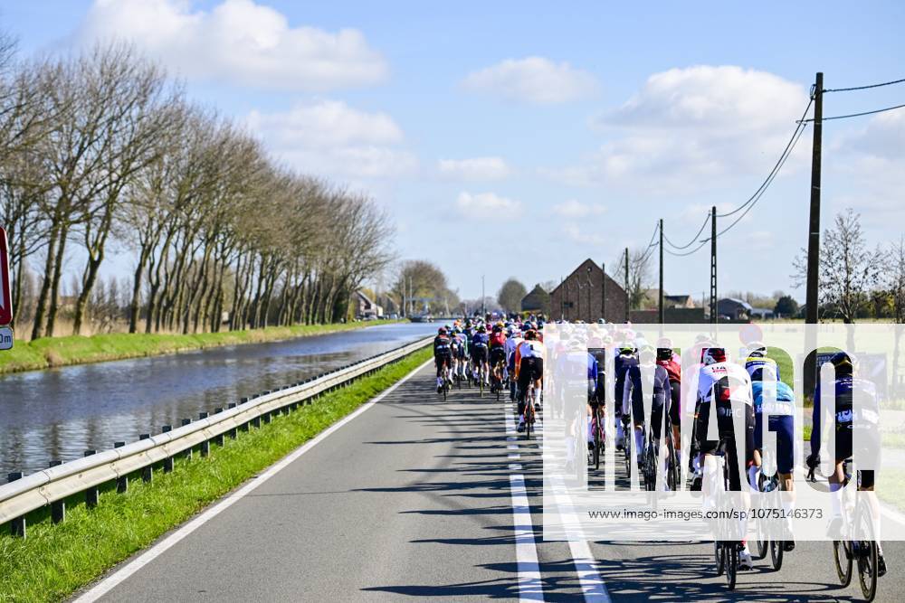 In Flanders Fields From Middelkerke to Wevelgem 2026 Cycling Race WEVELGEM, BELGIUM - MARCH 29 : Illustration picture of the peloton during the 88th edition of In Flanders Fields From Middelkerke to Wevelgem an UCI World Tour 1.UWT one day cycling road race for Men Elite of 240 km with start in Middelkerke and finish in Wevelgem on March 29, 2026 in Wevelgem, Belgium, 29 03 2026 ( Motordriver Guy De Vuyst - Wevelgem Belgium