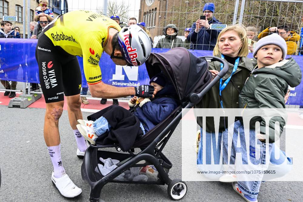 In Flanders Fields From Middelkerke to Wevelgem 2026 Cycling Race WEVELGEM, BELGIUM - MARCH 29 : De Bie Sarah (BEL) wife of Wout Van Aert, Van Aert Wout (BEL) of Team Visma Lease a Bike with their kids during the 88th edition of In Flanders Fields From Middelkerke to Wevelgem an UCI World Tour 1.UWT one day cycling road race for Men Elite of 240 km with start in Middelkerke and finish in Wevelgem on March 29, 2026 in Wevelgem, Belgium, 29 03 2026 ( Motordriver Guy De Vuyst - Wevelgem Belgium