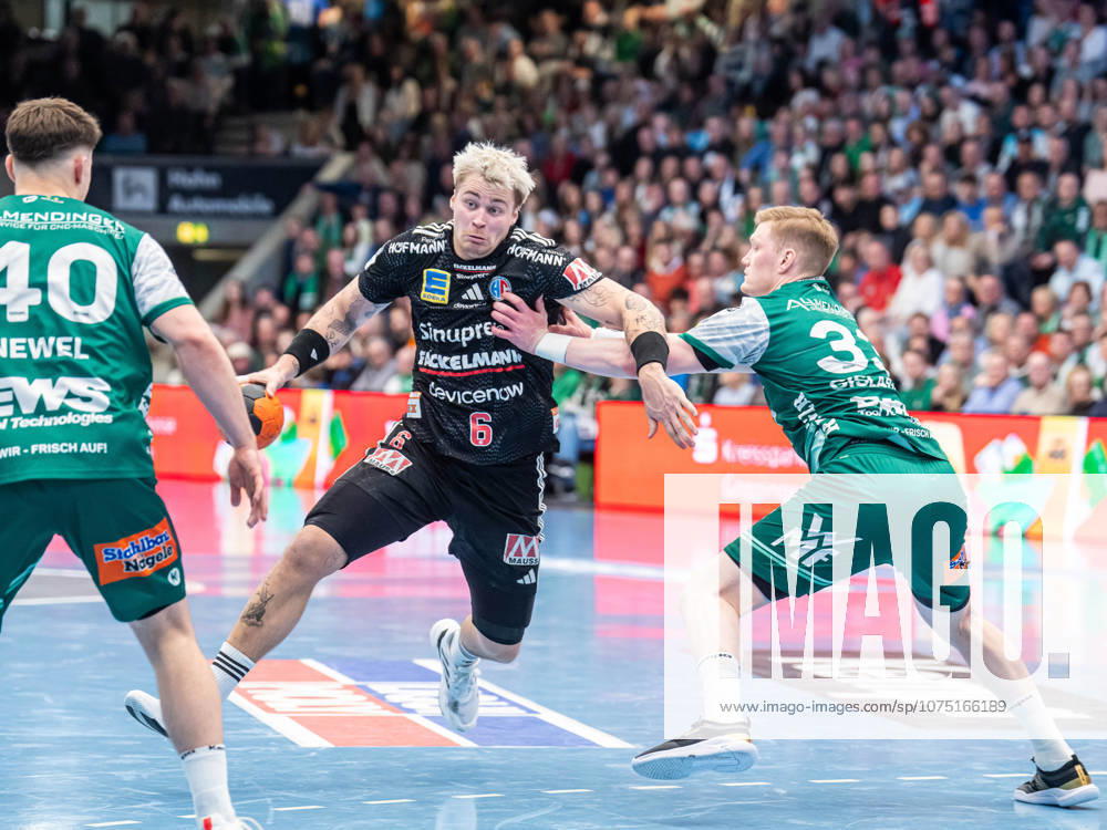 Marek Nissen (HC Erlangen, 06) im Zweikampf mit Ymir Oern Gislason (Frisch Auf Goeppingen, 33), Frisch Auf Goeppingen vs. HC Erlangen, Handball, 1. Bundesliga, Herren, Spielzeit 2025 2026, 29.03.2026, Frisch Auf Goeppingen vs. HC Erlangen, Handball, 1. Bundesliga, Herren, Spielzeit 2025 2026, 29.03.2026 Goeppingen