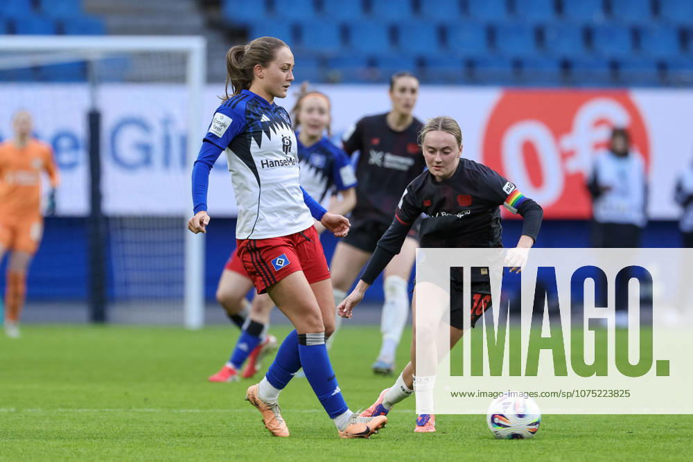 V.li.: Camilla Linberg (Hamburger SV, HSV, 47) und Sofie Zdebel (Bayer 04 Leverkusen, 16) im Zweikampf, Duell, Dynamik, Aktion, Action, Spielszene, DIE DFB-RICHTLINIEN UNTERSAGEN JEGLICHE NUTZUNG VON FOTOS ALS SEQUENZBILDER UND ODER VIDEOÄHNLICHE FOTOSTRECKEN. DFB REGULATIONS PROHIBIT ANY USE OF PHOTOGRAPHS AS IMAGE SEQUENCES AND OR QUASI-VIDEO., 30.03.2026, Hamburg (Deutschland), Fussball, Google Pixel Frauen-Bundesliga, Hamburger SV - Bayer 04 Leverkusen