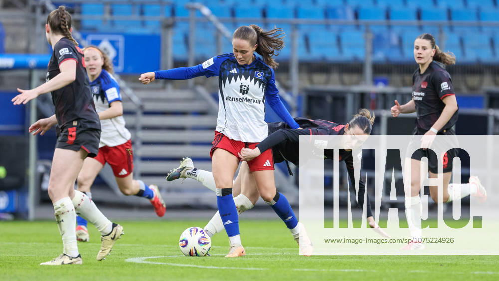 V.li.: Camilla Linberg (Hamburger SV, HSV, 47) und Selina Ostermeier (Bayer 04 Leverkusen, 2) im Zweikampf, Duell, Dynamik, Aktion, Action, Spielszene, DIE DFB-RICHTLINIEN UNTERSAGEN JEGLICHE NUTZUNG VON FOTOS ALS SEQUENZBILDER UND ODER VIDEOÄHNLICHE FOTOSTRECKEN. DFB REGULATIONS PROHIBIT ANY USE OF PHOTOGRAPHS AS IMAGE SEQUENCES AND OR QUASI-VIDEO., 30.03.2026, Hamburg (Deutschland), Fussball, Google Pixel Frauen-Bundesliga, Hamburger SV - Bayer 04 Leverkusen