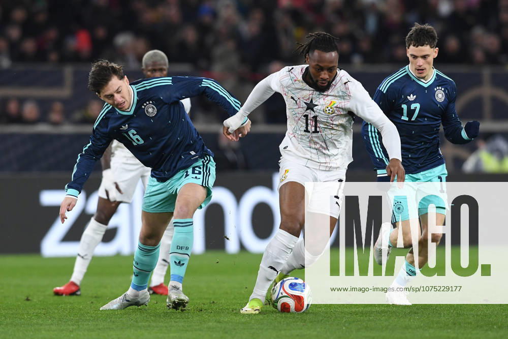 Fußball Länderspiel Deutschland - Ghana am 30.03.2026 in der MHP Arena in Stuttgart Angelo Stiller Deutschland ), links - Antoine Semenyo ( Ghana ), mitte - Florian Wirtz ( Deutschland ), rechts DFB regulations prohibit any use of photographs as image sequences and or quasi-video.