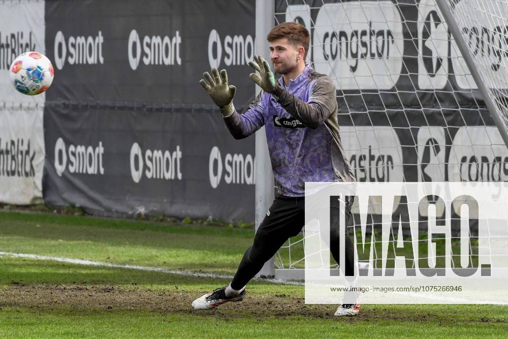 Ben Voll ( Pauli ) am Ball Deutschland , Hamburg , Trainingsgelände an der Kollaustrasse , Fussball , 1. Bundesliga , Training des FC St Pauli