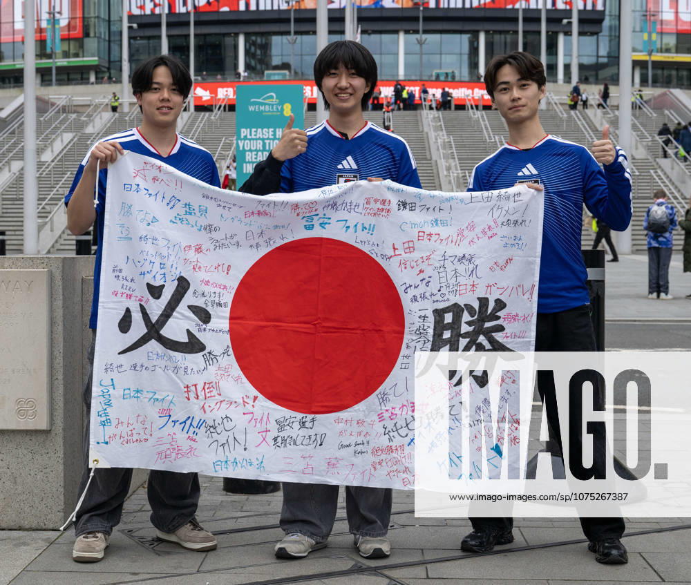 England v Japan International Friendly, Länderspiel, Nationalmannschaft Japanese fans outside Wembley stadium during the International Friendly match at Wembley Stadium, London 31 03 2026 UK Newspapers OUT