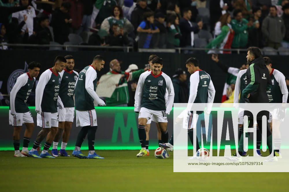 MEXICO VS BELGIUM - International Friendly, Länderspiel, Nationalmannschaft - MARCH 31, 2026 CHICAGO, ILLINOIS, USA. March 31th: Mexico players during warm-up the international friendly match between Mexico and Belgium, held at Soldier Field in Chicago, Illinois, USA. (PHOTO BY VICTOR STRAFFON IMAGO IMAGES STRAFFON IMAGES MANDATORY CREDIT EDITORIAL USE