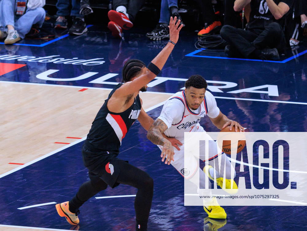Toumani Camara 33 of the Portland Trail Blazers defends against Jordan Miller 22 of the LA Clippers during a 2026 NBA, Basketball Herren, USA regular season game on Tuesday March 31, 2026 at Intuit Dome Arena in Inglewood, California. JAVIER ROJAS PI Inglewood USA - ZUMAp124 20260331_zaa_p124_006
