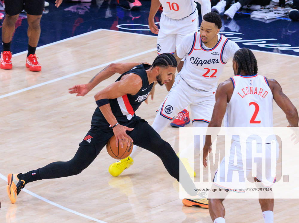 Toumani Camara 33 of the Portland Trail Blazers tries to get by Jordan Miller 22 and Kawhi Leonard 2 of the LA Clippers during a 2026 NBA, Basketball Herren, USA regular season game on Tuesday March 31, 2026 at Intuit Dome Arena in Inglewood, California. JAVIER ROJAS PI Clippers Vs. Trail Blazers - ZUMAp124 20260331_zaa_p124_005
