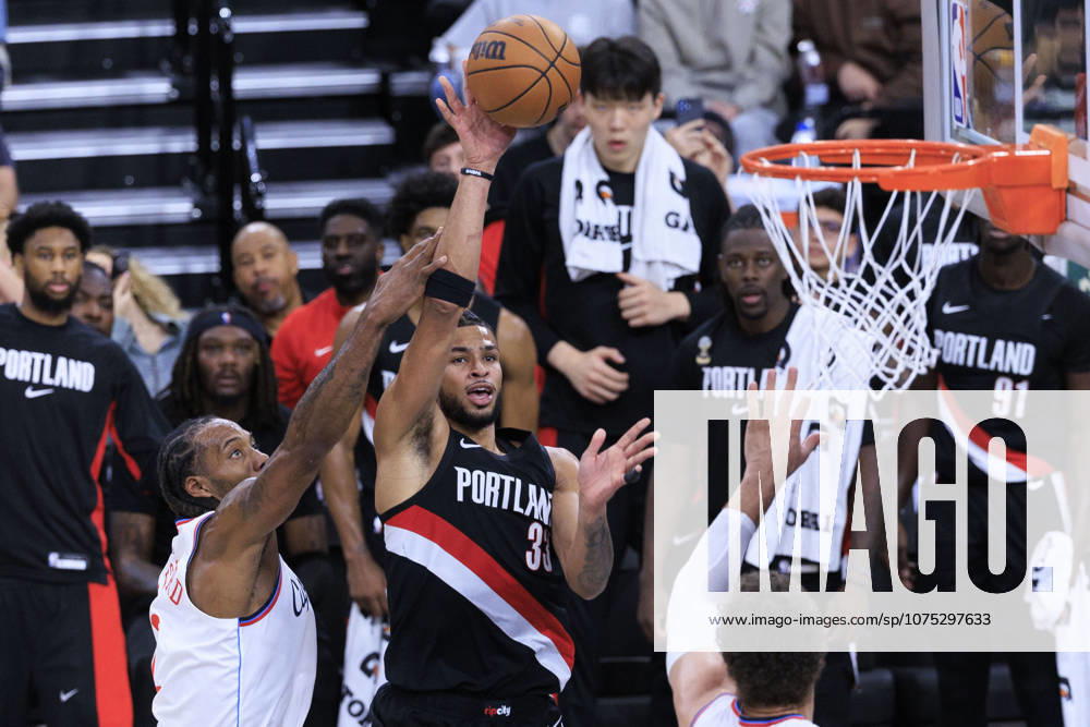 Toumani Camara 33 of the Portland Trail Blazers shoots a floater as Kawhi Leonard 2 of the Los Angeles Clippers defend the basket during their regular season NBA, Basketball Herren, USA game on Tuesday March 31, 2026 at Intuit Dome in Inglewood, California. ARIANA RUIZ PI Inglewood USA - ZUMAp124 20260331_zaa_p124_021