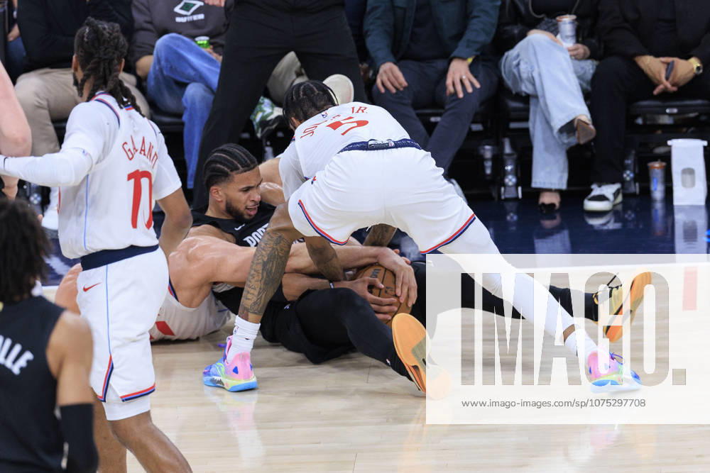 Toumani Camara 33 of the Portland Trail Blazers and Derrick Jones Jr. 5of the Los Angeles Clippers wrestle for the ball during their regular season NBA, Basketball Herren, USA game on Tuesday March 31, 2026 at Intuit Dome in Inglewood, California. ARIANA RUIZ PI Clippers Vs. Trail Blazers - ZUMAp124 20260331_zaa_p124_017