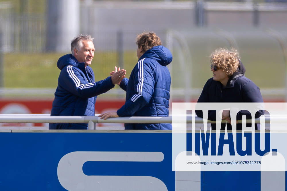Fussball, Training des FC Schalke 04. v. l. Sportvorstand Frank Baumann (FC Schalke 04), Direktor Profifussball Youri Mulder (FC Schalke 04), Finn Mulder. Gelsenkirchen Trainingsgelände FC Schalke 04 NRW Deutschland xRHR-FOTO YYx