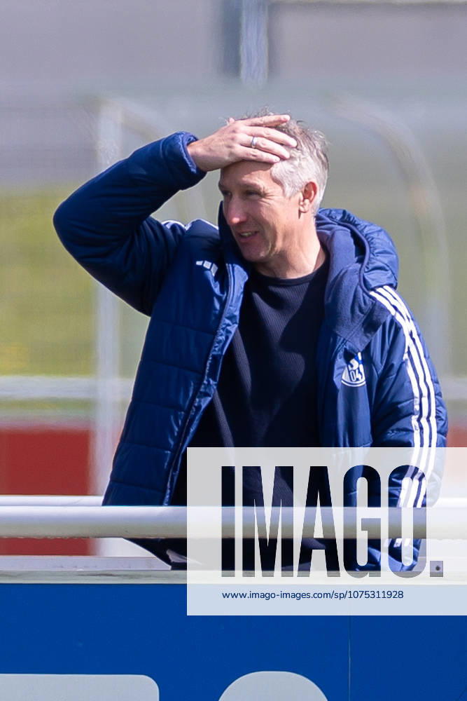 Fussball, Training des FC Schalke 04. Sportvorstand Frank Baumann (FC Schalke 04) kratzt sich am Kopf. Gelsenkirchen Trainingsgelände FC Schalke 04 NRW Deutschland xRHR-FOTO YYx