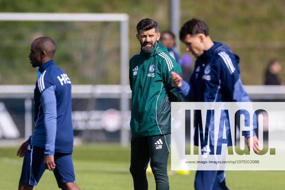 Fussball, Training des FC Schalke 04. Trainer Miron Muslic (FC Schalke 04). Gelsenkirchen Trainingsgelände FC Schalke 04 NRW Deutschland xRHR-FOTO YYx