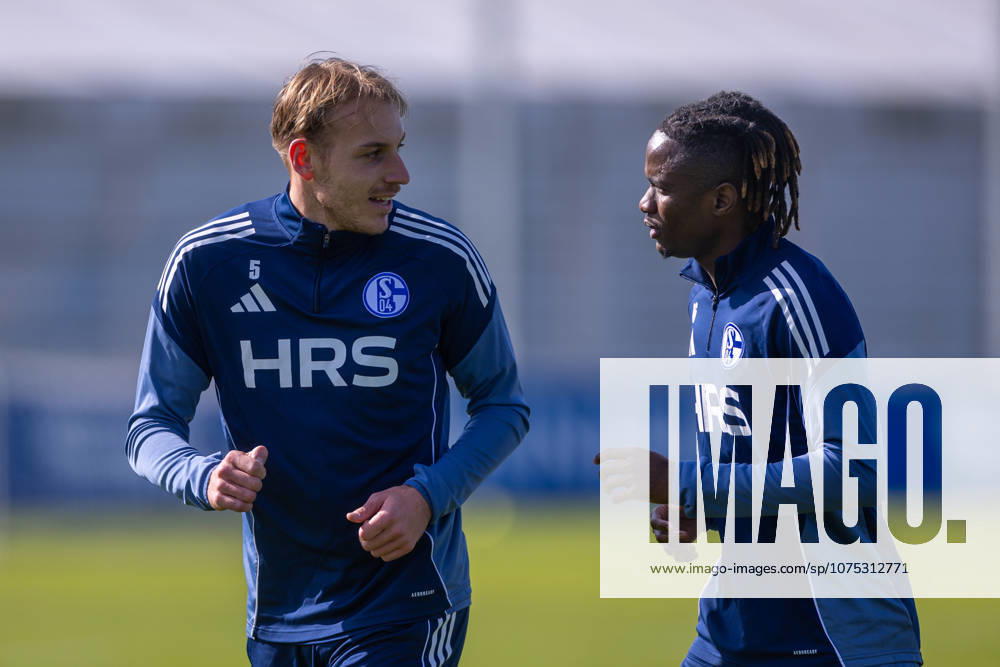 Fussball, Training des FC Schalke 04. v. l. Timo Becker (FC Schalke 04) spricht mit Moussa Ndiaye (FC Schalke 04). Gelsenkirchen Trainingsgelände FC Schalke 04 NRW Deutschland xRHR-FOTO YYx