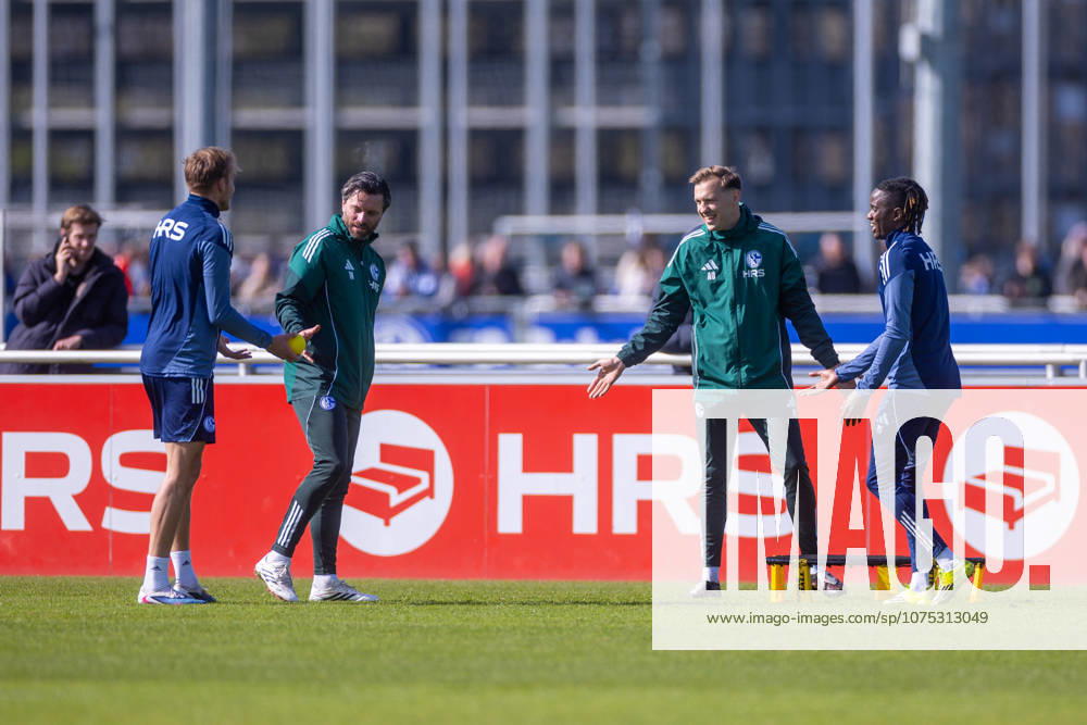 Fussball, Training des FC Schalke 04. v. l. Timo Becker (FC Schalke 04), Co-Trainer Tim Hoogland (FC Schalke 04), Co-Trainer Adin Osmanbasic (FC Schalke 04), Moussa Ndiaye (FC Schalke 04). Gelsenkirchen Trainingsgelände FC Schalke 04 NRW Deutschland xRHR-FOTO YYx