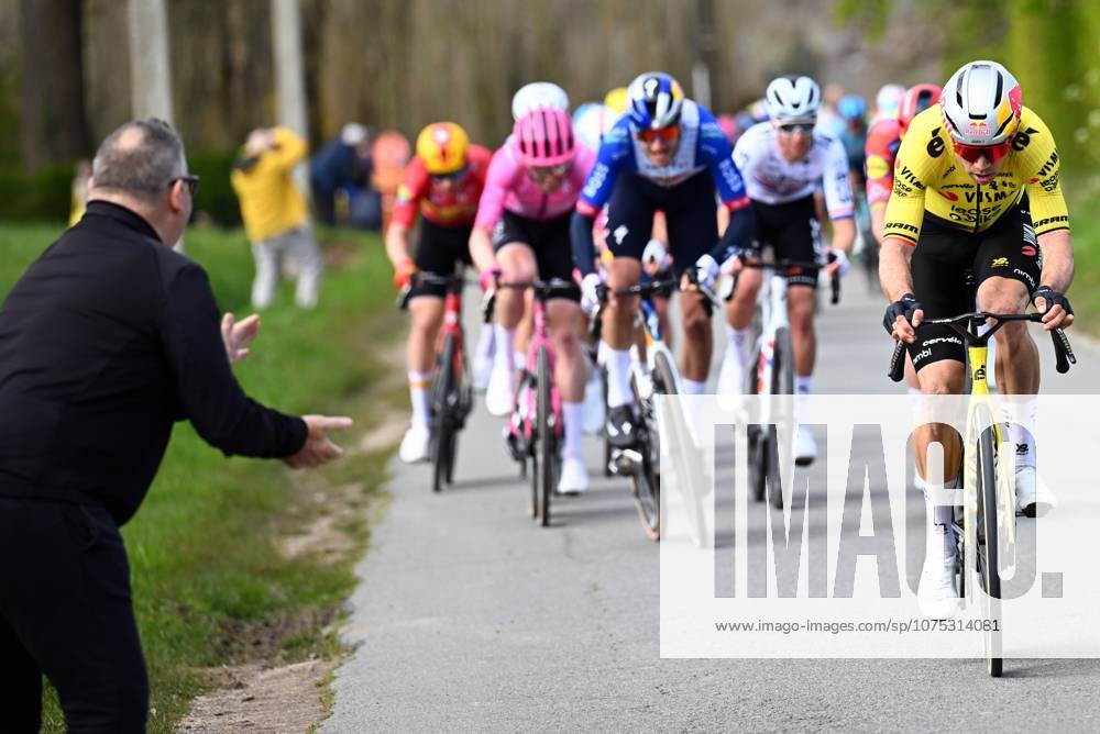 Belgian Wout van Aert pictured in action during the men elite race of the Dwars Door Vlaanderen cycling event, 184,6km from Roeselare to Waregem, Wednesday 01 April 2026. POOLxTOMASxSISK x169504858x