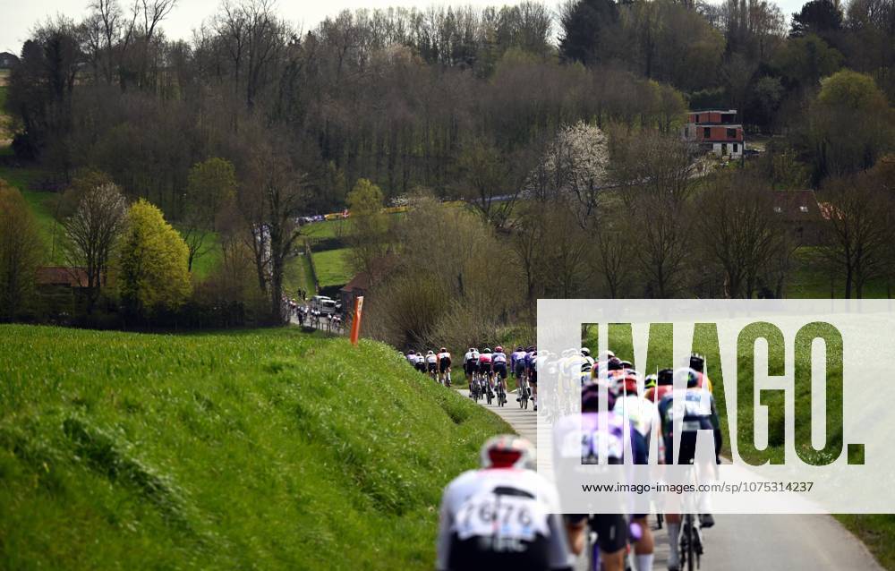 The pack of riders pictured in action during the men elite race of the Dwars Door Vlaanderen cycling event, 184,6km from Roeselare to Waregem, Wednesday 01 April 2026. POOLxTOMASxSISK x169505047x