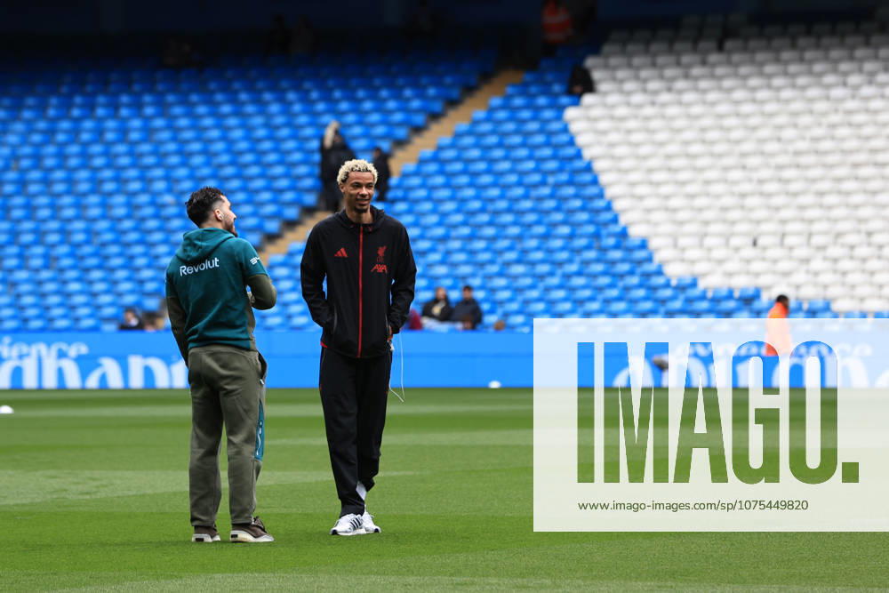 4th April 2026; Etihad Stadium, Manchester, Lancashire, England; FA Cup Football, Manchester City versus Liverpool; Hugo Ekitike of Liverpool inspects the pitch DavidxBlunsden Content restricted for UK based newspaper