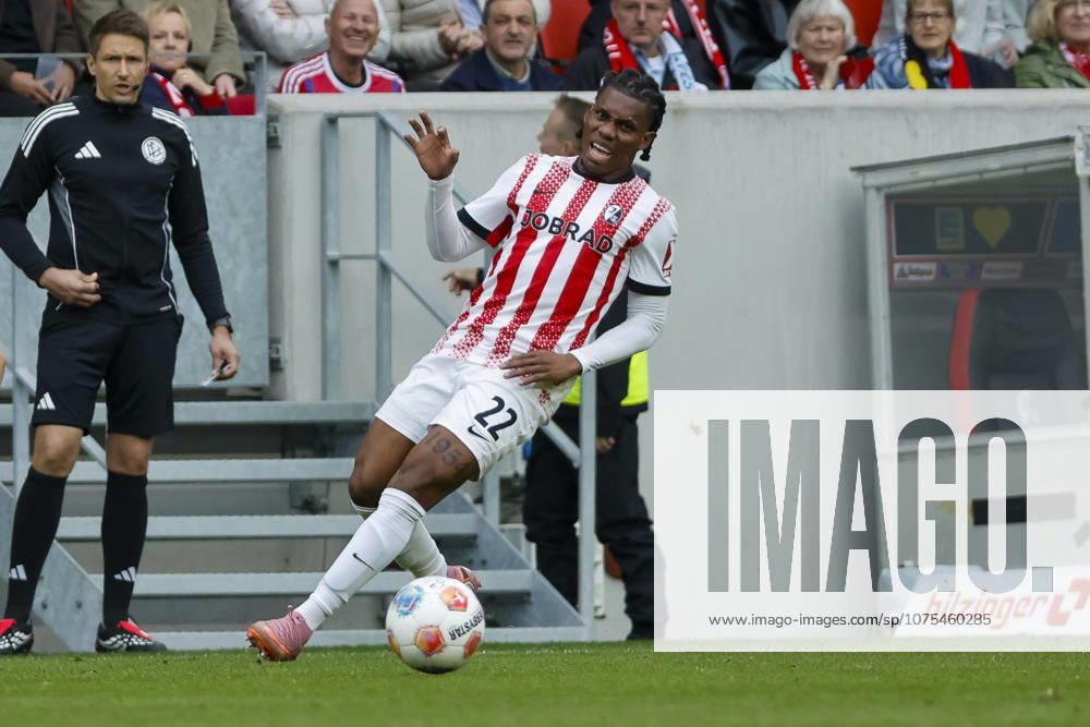 Cyriaque Irie (SC Freiburg, 22) am Ball , Deutschland, Fussball, 1. Bundesliga, 28.Spieltag, 2025 2026, SC Freiburg vs. FC Bayern München, 04.04.2026, Freiburg im Breisgau Europa-Park Stadion Hessen Deutschland