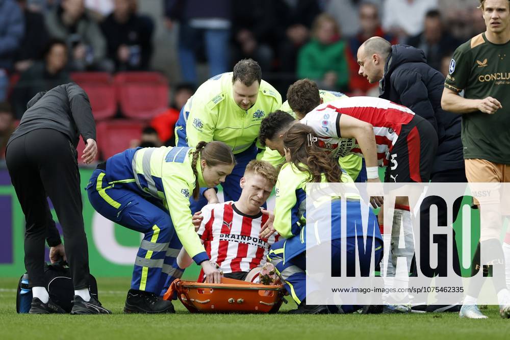 EINDHOVEN - Jerdy Schouten of PSV Eindhoven leaves the pitch injured on a stretcher during the Dutch Eredivisie match between PSV Eindhoven and FC Utrecht at the Philips Stadium on April 4, 2026, in Eindhoven, the Netherlands. MAURICE VAN STEEN ANP Eredivisie 2025-2026 ANPxSportx xMauricexvanxSteenxIVx 555029913 originalFilename: 555029913