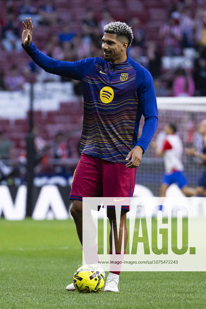 Atletico de Madrid v FC Barcelona, Barca on the 30th matchday of the 2025 26 Spanish First Division April 04, 2026, Madrid, Madrid, Spain: Ronald Araujo of FC Barcelona during the warm-up of the official anthem before the match between ATLETICO DE MADRID vs. FC Barcelona, on the 30th matchday of the 2025 26 Spanish First Division, played at the Civitas stadium, Madrid, Spain. ATLETICO DE MADRID Vs. FC BARCELONA La Liga EA Match, Season 25 26 Madrid Madrid Spain