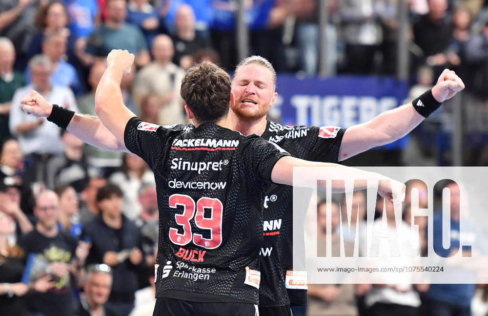 Handball - 1. Bundesliga DAIKIN HBL - Saison 2025 2026 - 27. Spieltag: HC Erlangen Metropolregion Nürnberg HCE - Rhein-Neckar Löwen - OGo - - Tobias Buck (39, HC Erlangen HCE ) Maciej Gebala (77, HC Erlangen HCE )