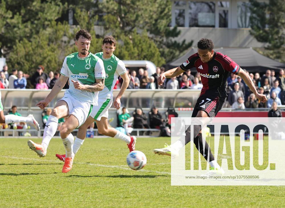 Fussball - Saison 2025 2026 - Regionalliga Bayern - 27. Spieltag: 1. FC Nürnberg FCN II ( Club ) - SpVgg Greuther Fürth II (Kleeblatt U23 ) - DaMa - - Noah Maboulou (37, 1. FC Nürnberg FCN II ) mit Torschuss