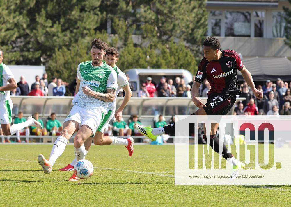 Fussball - Saison 2025 2026 - Regionalliga Bayern - 27. Spieltag: 1. FC Nürnberg FCN II ( Club ) - SpVgg Greuther Fürth II (Kleeblatt U23 ) - DaMa - - Noah Maboulou (37, 1. FC Nürnberg FCN II ) mit Torschuss