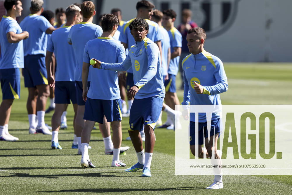 Lamine Yamal and Marc Casado during the training day of FC Barcelona, Barca ahead UEFA Champions League 2025 26, Quarter-finals First Leg, football match against Atletico de Madrid at Ciutat Esportiva Joan Gamper on April 07, 2026 in Sant Joan Despi, Barcelona, Spain. FC Barcelona Training And press conference, PK, Pressekonferenz - Uefa Champions League 2025 26 Quarter-Finals First Leg - ZUMAa181 20260407_zaa_a181_023