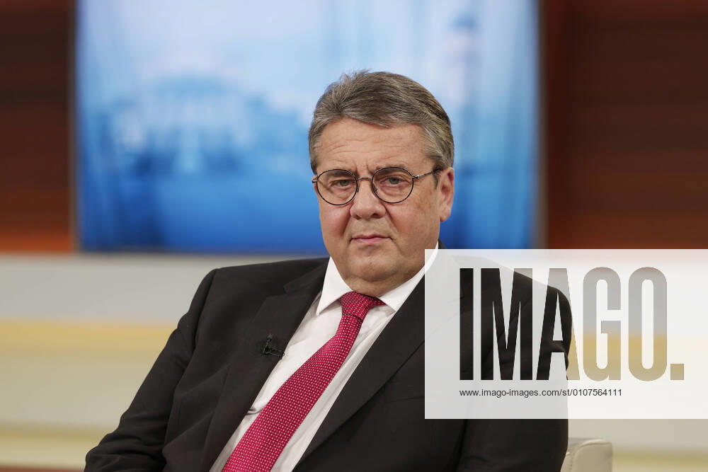 Sigmar Gabriel 2020-12-06, Berlin, Deutschland - Sigmar Gabriel (SPD), ehemaliger Vizekanzler, Bundesaußen- und Wirtschaftsminister a.D. , zu Gast bei Anne Will im Ersten Deutschen Fernsehen. Thema in der ARD-Politik-Talkrunde: Countdown im Weißen Haus: Trum geht - was wird?