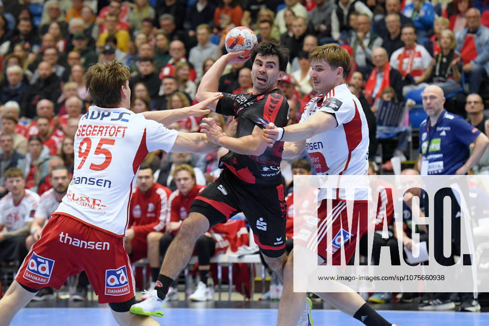 Erik Balenciaga (MT Melsungen 6) (am Ball), Pelle Segertoft (Fredericia HK 95), Kasper Palmar (Fredericia HK 91) (R) , GER, MT Melsungen - Fredericia HK (DEN), Handball, EHF European League Maenner, Play-Offs, Saison 2025 2026, 07.04.2026, GER, MT Melsungen - Fredericia HK, Handball, EHF Maenner, Play-Off, Saison 2025 2026, 07.04.2026 Kassel