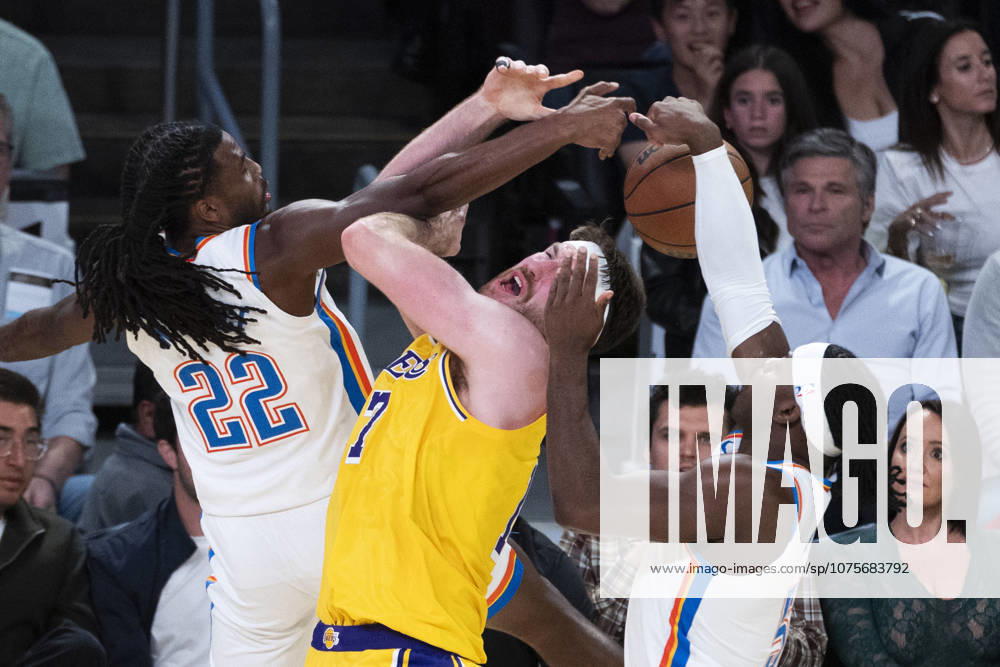 (260408) -- LOS ANGELES, April 8, 2026 -- Los Angeles Lakers Drew Timme (C) vies for the ball with Oklahoma City Thunder s Cason Wallace (L) and Luguentz Dort during the 2025-2026 NBA, Basketball Herren, USA regular season basketball game between Oklahoma City Thunder and Los Angeles Lakers in Los Angeles, the United States, April 7, 2026. (Photo by Xinhua) (SP)U.S.-LOS ANGELES-BASKETBALL-NBA-THUNDER VS LAKERS RingoxChiu