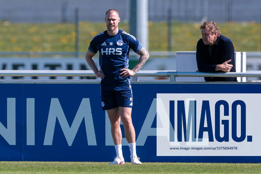 Fussball, Training des FC Schalke 04. v. l. Tomas Kalas (FC Schalke 04), Direktor Profifussball Youri Mulder (FC Schalke 04), Gelsenkirchen Trainingsgelände FC Schalke 04 NRW Deutschland xRHR-FOTO YYx