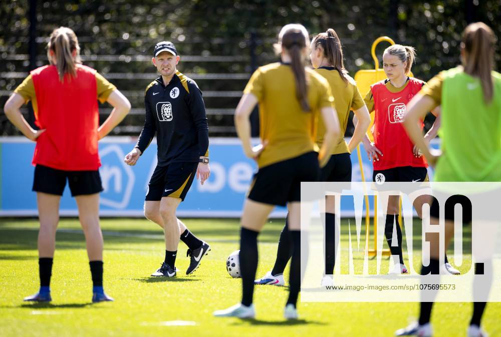 ZEIST - National coach Arjan Veurink during a training session in preparation for the World Cup qualifiers against France. KOEN VAN WEEL ANP ANPxSportx IVx 555271468 originalFilename: 555271468