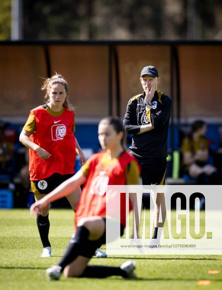 ZEIST - National coach Arjan Veurink during a training session in preparation for the World Cup qualifiers against France. KOEN VAN WEEL ANP ANPxSportx IVx 555273036 originalFilename: 555273036