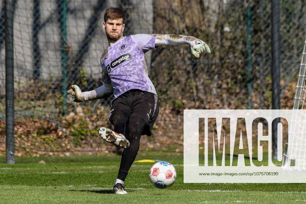 Ben Voll ( Pauli ) am Ball Deutschland , Hamburg , Trainingsgelände an der Kollaustrasse , Fussball , 1. Bundesliga , Training des FC St Pauli