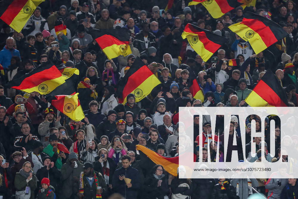 Fußball, Länderspiel, Deutschland - Ghana, MHP-Arena (Stuttgart), Saison 2025 2026: Fußballfans Fans auf der Tribüne Jubelnd Fahnen Fahne Deutschlandfahnen deutschlandfans Fußballfans DFB regulations prohibit any use of photographs as image sequences and or quasi-video. Baden-Württemberg Deutschland