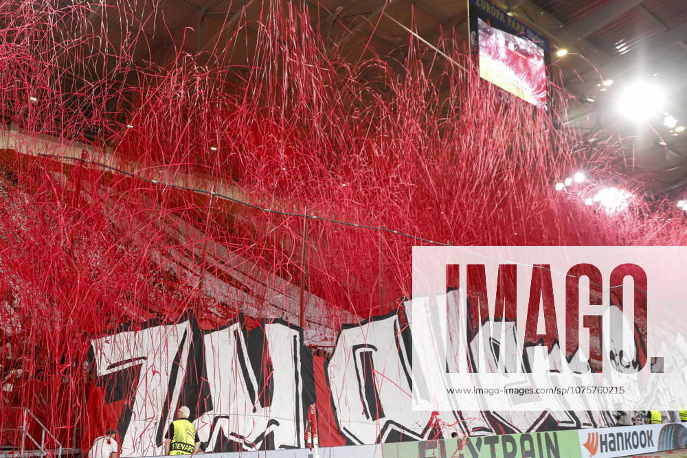 SC Freiburg Choreografie der Fans, Ultras vor Spielbeginn , Deutschland, Fussball, UEFA Europa League, Viertelfinale, 2025 2026, SC Freiburg vs. Celta Vigo, 09.04.2026, Freiburg im Breisgau Europa-Park Stadion (Stadion am Deutschland