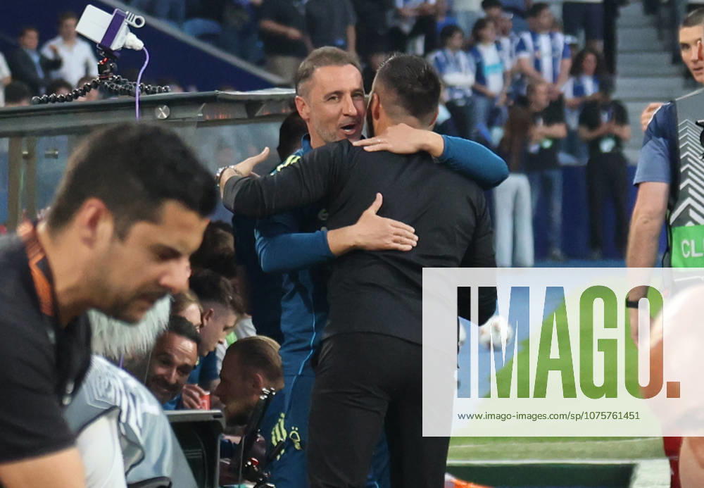 POR: Porto v Nottingham Forest, Europa League, 9 April 2026 Vitor Pereira headcoach of Nottingham Forest salute to Francesco Farioli head coach or FC Porto before the UEFA Europe League,Quartet finals 1st leg between Porto FC and Nottingham Forest FC at Stadium of Dragao on April 9,2026 in Porto (Portugal) (Photo by Luis de la Mata SportPix Sipa USA) Porto As Antas Porto Portugal