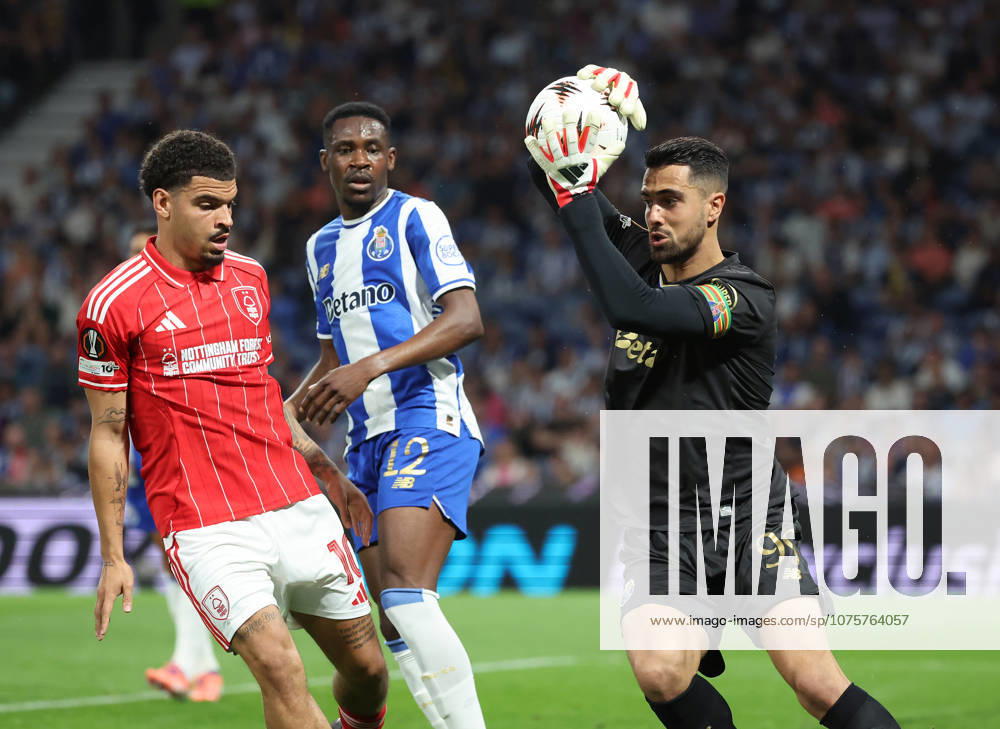 POR: Porto v Nottingham Forest, Europa League, 9 April 2026 Diogo Costa of FC Porto and Morgan Gibbs-White of Nottingham Forest and Zaidu Sanusi of FC Porton action during the UEFA Europe League,Quartet finals 1st leg between Porto FC and Nottingham Forest FC at Stadium of Dragao on April 9,2026 in Porto (Portugal) (Photo by Luis de la Mata SportPix Sipa USA) Porto As Antas Porto Portugal