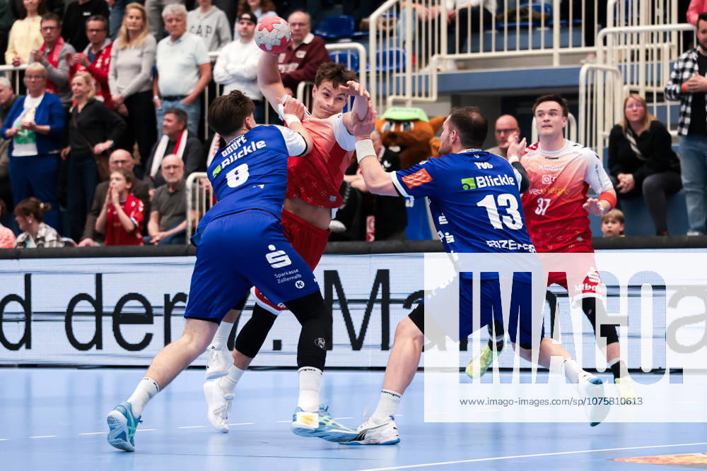 27. Spieltag der 2. Handball Bundesliga, TuSEM Essen - HBW Balingen-Weilstetten. v. l. Magnus Grupe (HBW Balingen-Weilstetten), Nils Homscheid (TuSEM Essen), Merlin Fuß (HBW Balingen-Weilstetten), Max Neuhaus (TuSEM Essen). Essen Am Hallo NRW Deutschland xRHR-FOTO DEx