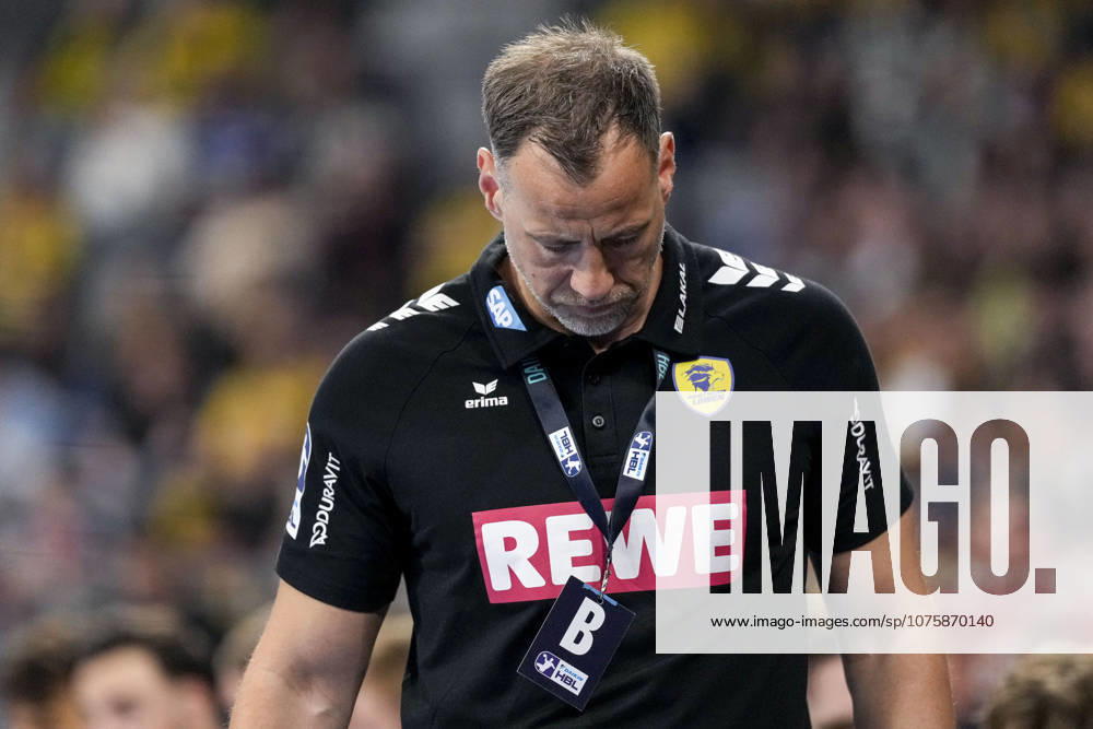 Maik Machulla (Trainer, Cheftrainer, RNL), Einzelbild, Einzelfoto, Aktion, Action, enttäuscht schauend, Enttäuschung, Frustration, disappointed, pessimistisch, 11.04.2026, Mannheim (Deutschland), Handball, Bundesliga, Rhein-Neckar Löwen - SG Flensburg-Handewitt