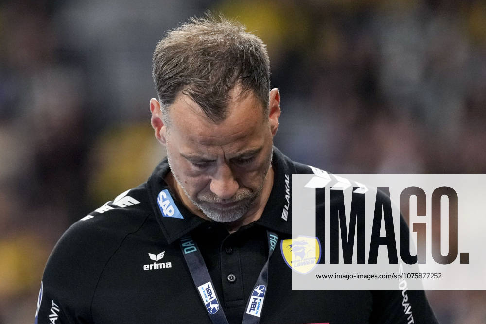 Maik Machulla (Trainer, Cheftrainer, RNL), Einzelbild, Einzelfoto, Aktion, Action, enttäuscht schauend, Enttäuschung, Frustration, disappointed, pessimistisch, 11.04.2026, Mannheim (Deutschland), Handball, Bundesliga, Rhein-Neckar Löwen - SG Flensburg-Handewitt