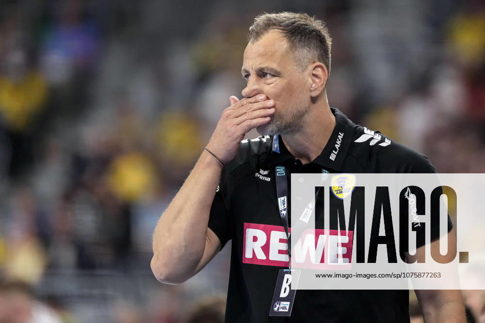 Maik Machulla (Trainer, Cheftrainer, RNL), Einzelbild, Einzelfoto, Aktion, Action, enttäuscht schauend, Enttäuschung, Frustration, disappointed, pessimistisch, 11.04.2026, Mannheim (Deutschland), Handball, Bundesliga, Rhein-Neckar Löwen - SG Flensburg-Handewitt