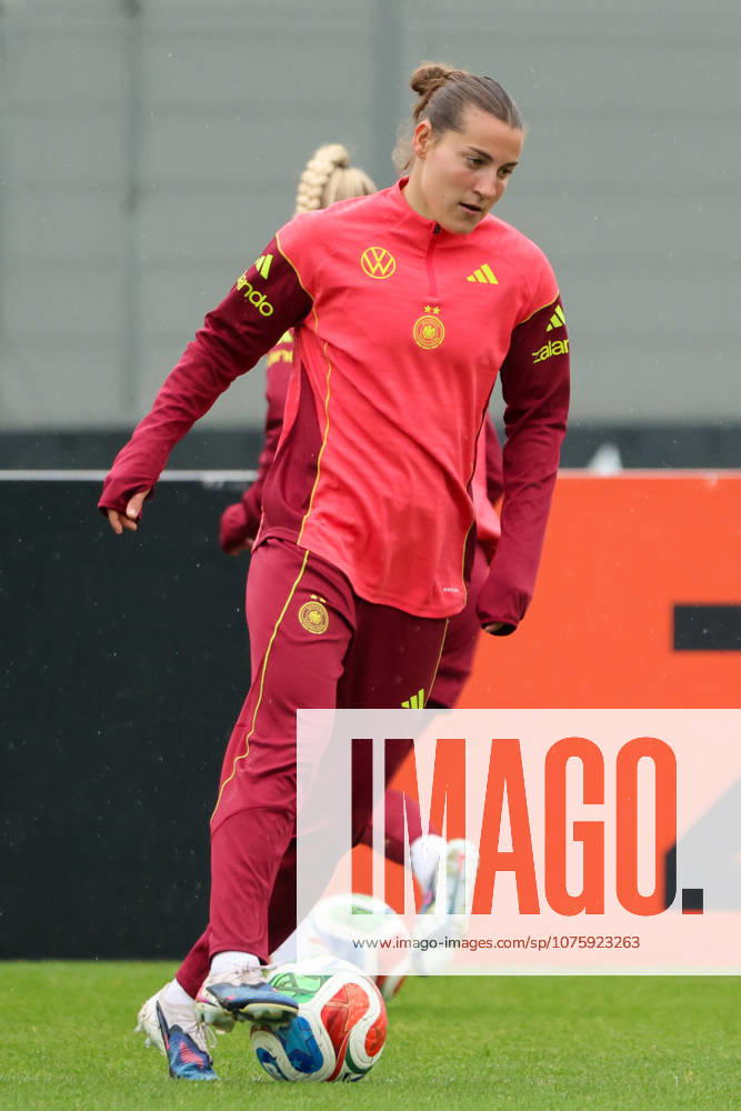 Herzogenaurach, Deutschland, 12. April 2026: Länderspielmaßnahme Vorbereitung auf das Frauen WM-Qualifikationsspiel gegen Österreich - Training in Herzogenaurach Im Bild: Carlotta Wamser (Deutschland)