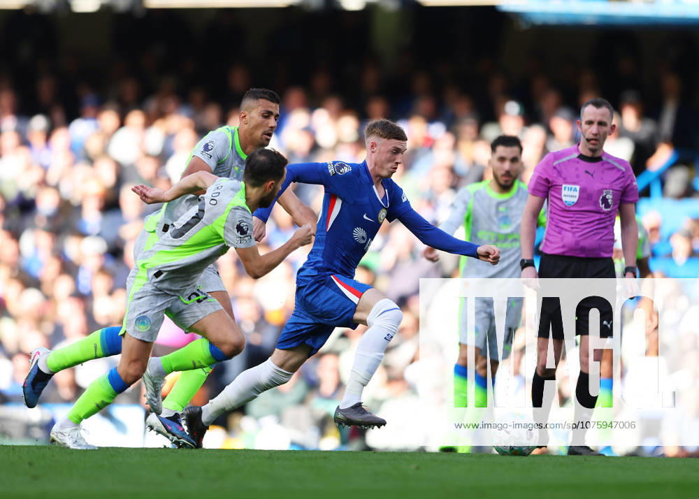12th April 2026; Stamford Bridge, Chelsea, London, England: Premier League Football, Chelsea versus Manchester City; Cole Palmer of Chelsea under pressure from Bernardo Silva and Rodri of Manchester City JPxFletcher