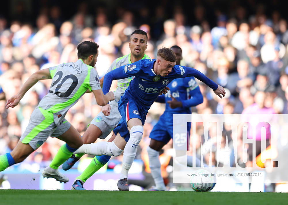 12th April 2026; Stamford Bridge, Chelsea, London, England: Premier League Football, Chelsea versus Manchester City; Cole Palmer of Chelsea under pressure from Bernardo Silva and Rodri of Manchester City JPxFletcher