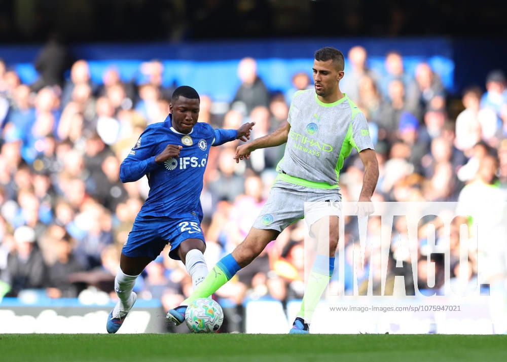 12th April 2026; Stamford Bridge, Chelsea, London, England: Premier League Football, Chelsea versus Manchester City; Rodri of Manchester City under pressure from Moises Caicedo of Chelsea JPxFletcher