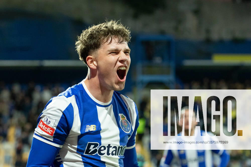 Porto forward from Poland OSKAR PIETUSZEWSKI (77) celebrating after a teammate scored a goal during the game of Matchday 29 of the Liga Portugal Betclic between Estoril and Porto at Estadio Antonio Coimbra da Mota Estoril Portugal - ZUMAs359 20260412_zsp_s359_001