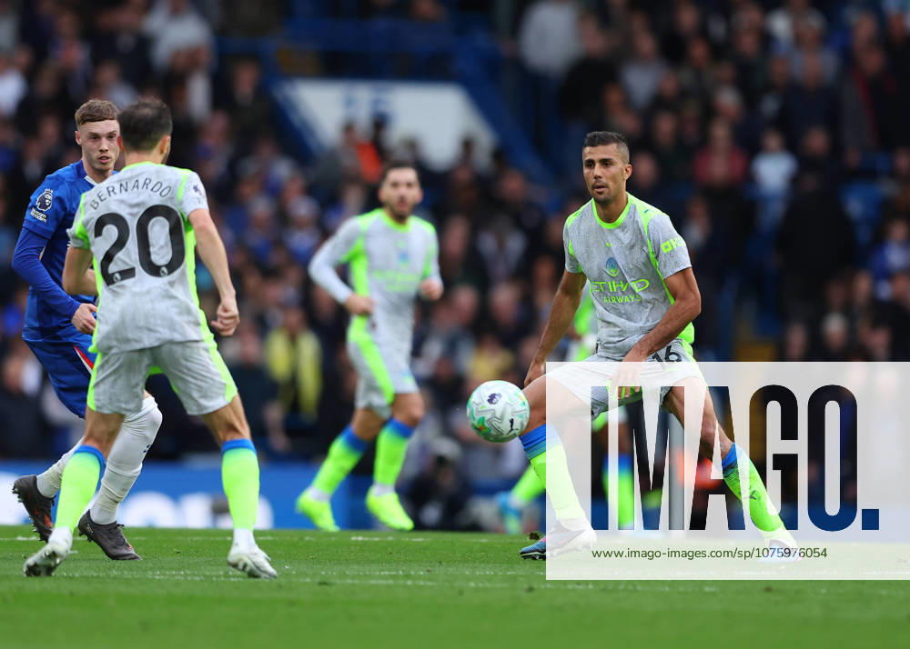 12th April 2026; Stamford Bridge, Chelsea, London, England: Premier League Football, Chelsea versus Manchester City; Rodri of Manchester City passes the ball to Bernardo Silva of Manchester City JPxFletcher